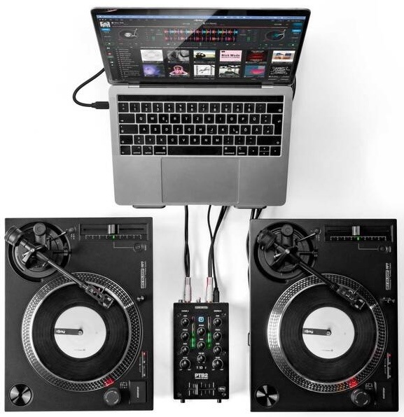 DJ setup s mixážnym pultom Reloop PTB-2, notebookom a dvoma gramofónmi