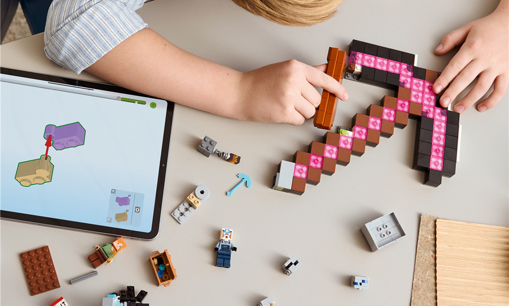 Stavebnica LEGO® Minecraft® 21277 Krumpáčový důl Banský vozík naplnený TNT môže naraziť do skalnej steny a vytvoriť pôsobivý výbuch počas hrania.