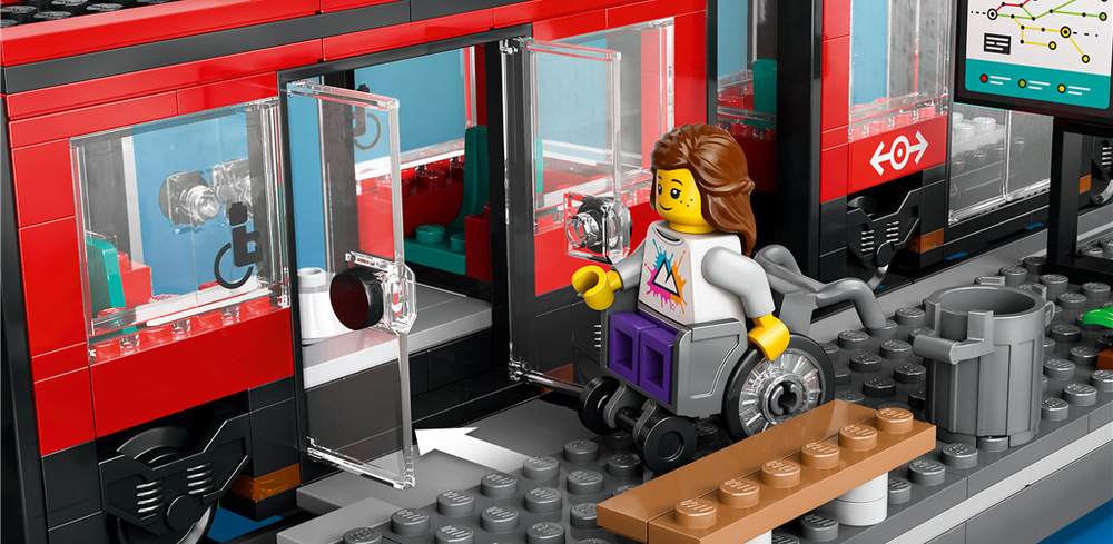 Stavebnica LEGO® City 60423 Tramvaj a zastávka v centru města Dvojkrídlové dvere, dve kabíny vodičov a priestor pre minifigúrky umožňujú rozohrávať každodenné jazdy električkou.