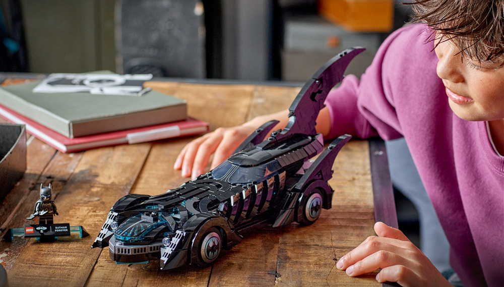 Stavebnica LEGO® DC Batman™ 76304 Batman navždy™ Batmobil Minifigúrku Batmana postavte vedľa vozidla na samostatný podstavec a doplňte výstavku informačnou ceduľkou.