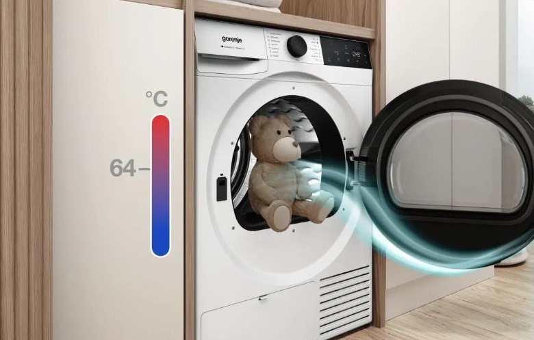 Sušička bielizne Gorenje G400 DG48D NatureDry čierna vo vnútri bubna sušičky bielizne gorenje sa nachádza detský plyšový medvedík a vedľa je ukazovateľ teploty, ktorá ukazuje 64 stupňov. Je to program pre alergikov, ktorý pri vyššej teplote ničí mikroorganizmy.