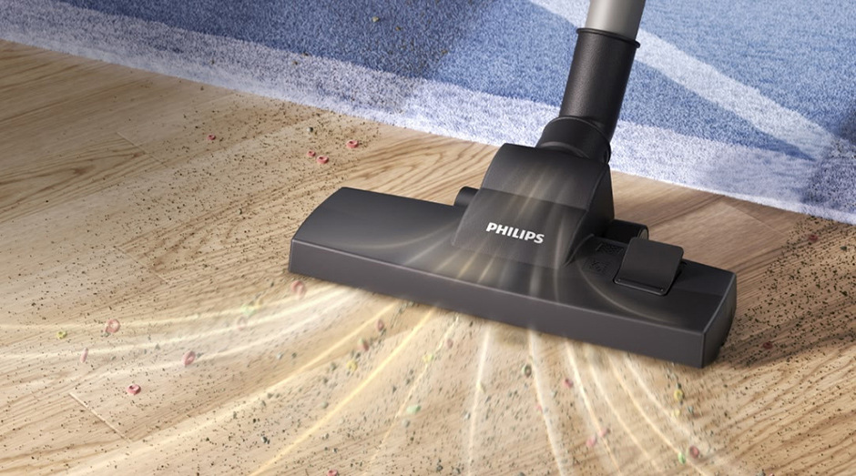 Upratovanie tvrdej podlahy pomocou viacúčelovej hubice vysávača Philips XD1111/10 1000 Series.