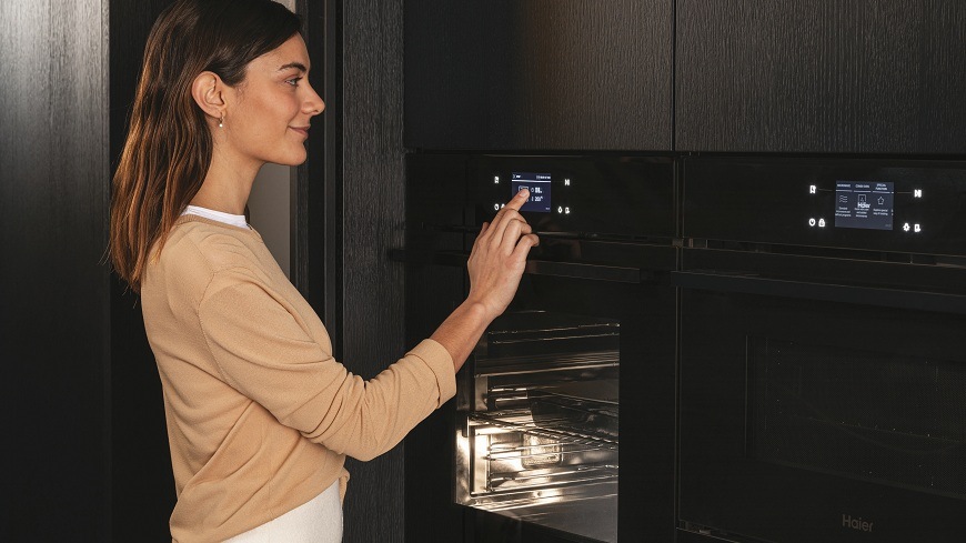 žena ovláda rúru Haier H6 ID48C5YTB na dotykovom paneli
