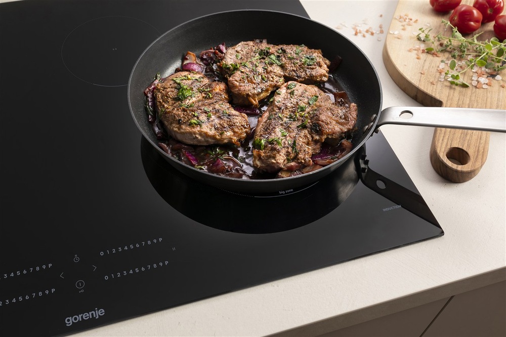 Indukčná varná doska Gorenje GIC6422BX pri smažení na panvici