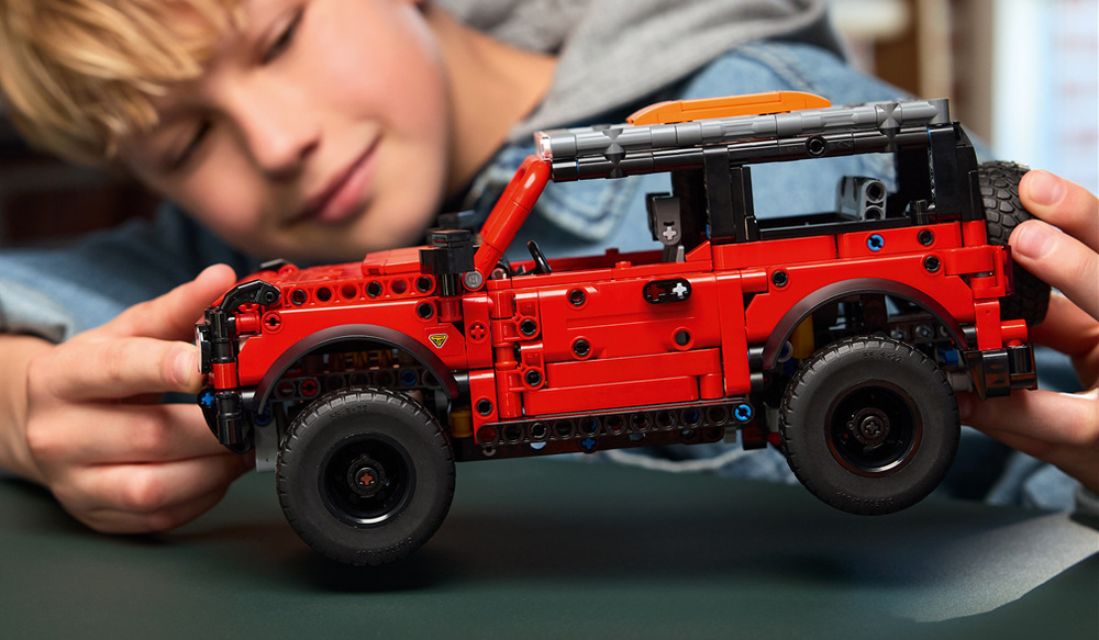 Stavebnica LEGO® Technic 42213 SUV Ford Bronco® Aplikácia LEGO Builder uľahčí stavanie v 3D a model z 943 dielikov poteší chlapcov aj dievčatá od deviatich rokov.