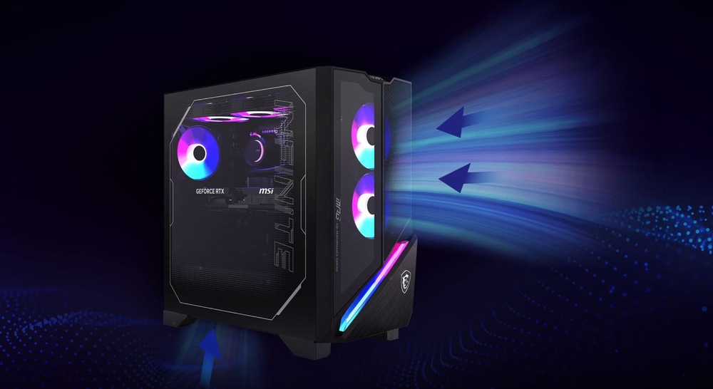 Elegantný herný počítač s RGB osvetlením a priehľadným bočným panelom odhaľuje svoje farebné komponenty. Šípky naznačujú prúdenie vzduchu na tmavom, štruktúrovanom pozadí.