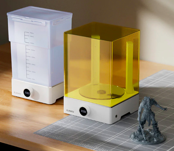 Umývacia a vytvrdzovacia stanica Elegoo Mercury XS Bundle umiestnená vedľa resinového 3D výtlačku