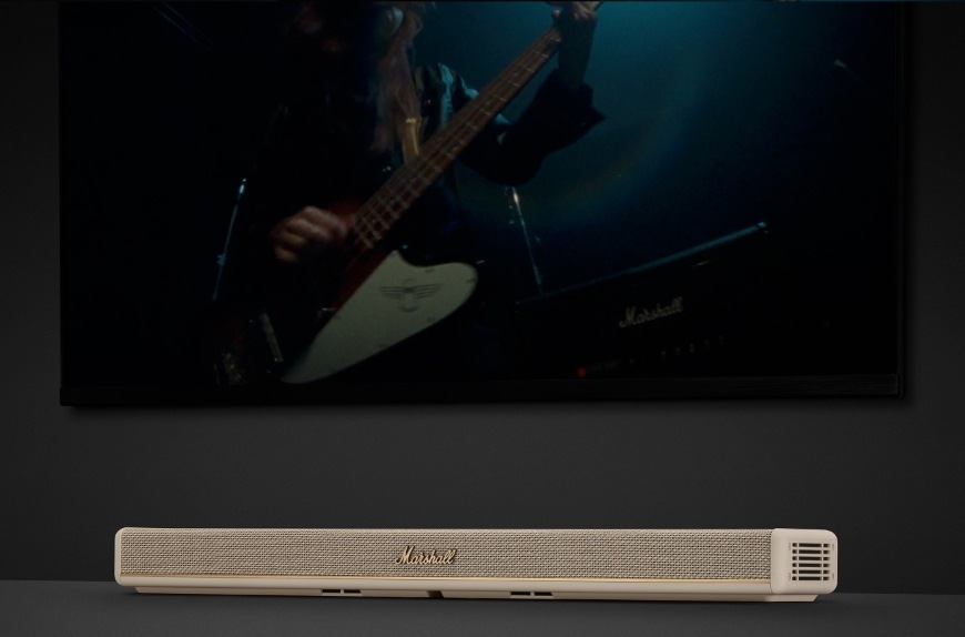 Televízia so zapnutým koncertom, pod ňou soundbar Marshall Heston 60″ width=