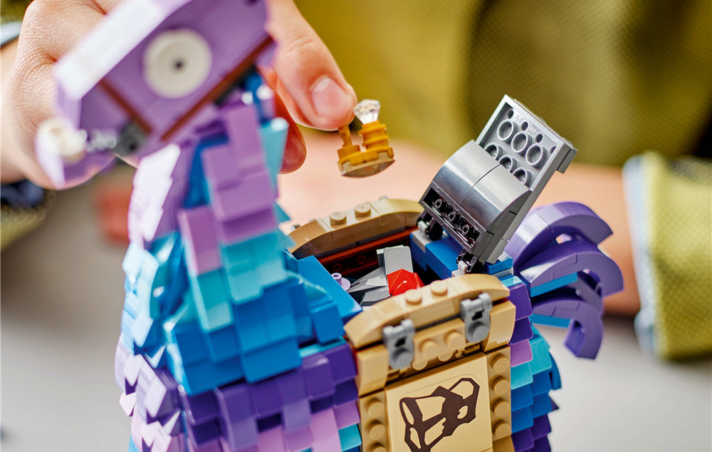 Model meria 24 cm a pri stavaní pomáha aplikácia LEGO Builder s 3D náhľadom a ukladaním postupu.