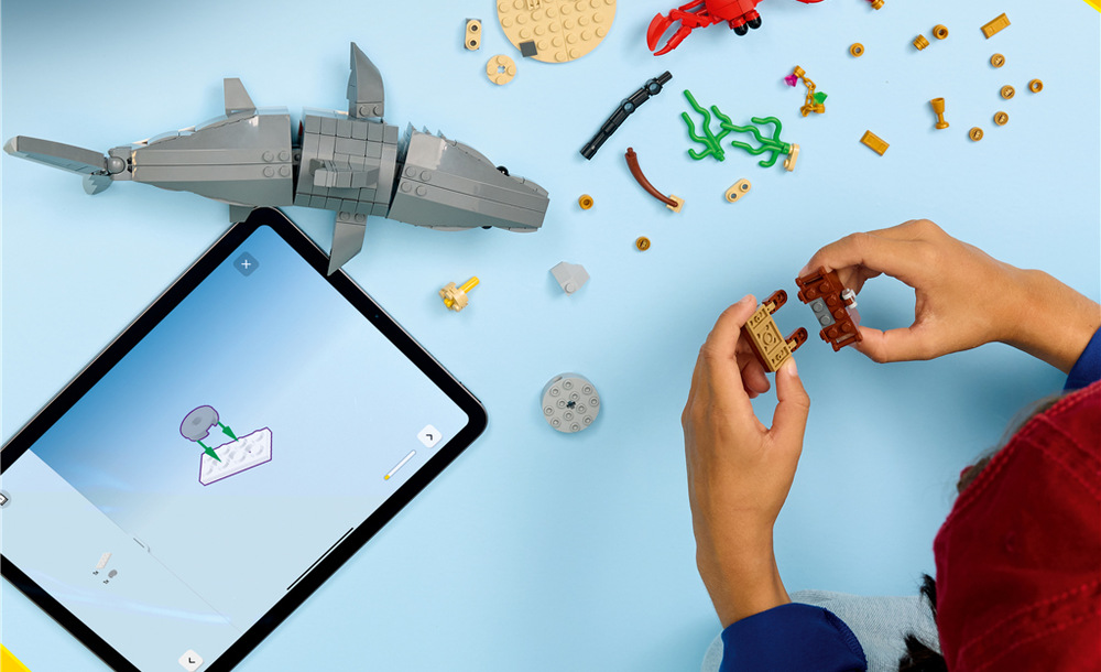 Aplikácia LEGO Builder uľahčuje stavanie a 379 dielikov ponúka školákom tri možnosti kreatívneho zostavenia.