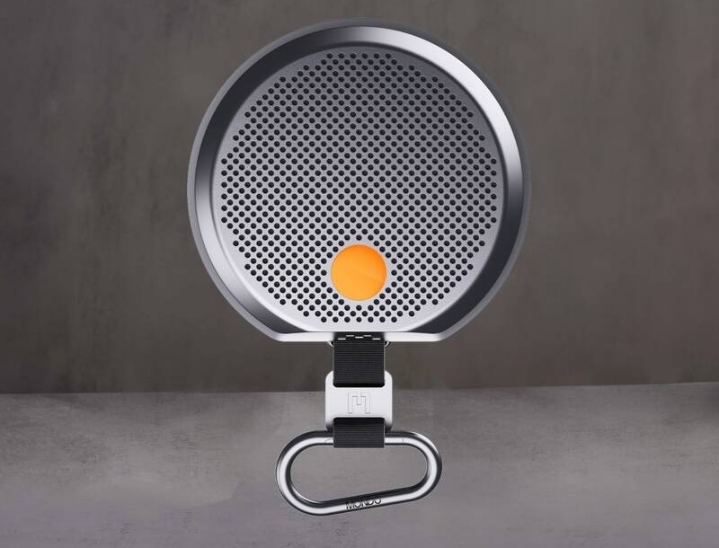 Prenosný reproduktor Mondo Speaker Small sivý Prenosný reproduktor Mondo Speaker Small s perforovanou mriežkou a karabínou