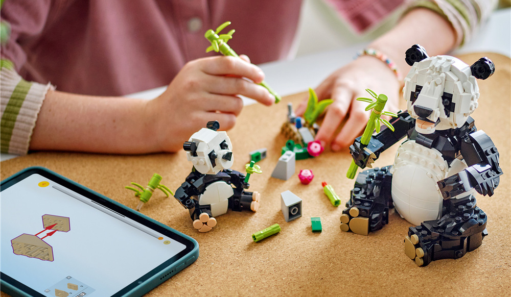 Stavebnica LEGO® Creator 3 v 1 31165 Divoké zvieratá: Pandia rodinka Panda s mláďaťom ponúka pohyblivé časti tela, bambusové stonky a priestor na vymýšľanie vlastných zvieracích príbehov.