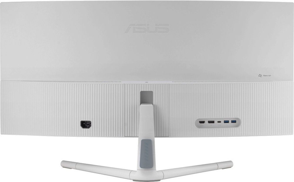 Monitor Asus VU34WCIP-W biely Na obrázku je zadná strana monitora Asus VU34WCIP-W 34" v bielom prevedení. Dobre je vidieť široké prehnuté telo displeja, svetlý zadný kryt a spodná časť s jemným zvislým rebrovaním. Uprostred je uchytenie bieleho stojana s tromi nohami. Na zadnej strane sú vidieť konektory, vrátane napájacieho vstupu vľavo a panelu. Nano-Ion.
