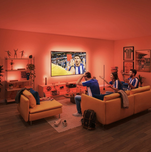 LED pásik Philips Smart LED HDMI 2.0 Sync box kit 40"-50" EU čierny Skupina fanúšikov sleduje futbal na televízore s červeným podsvietením zladeným s obrazom