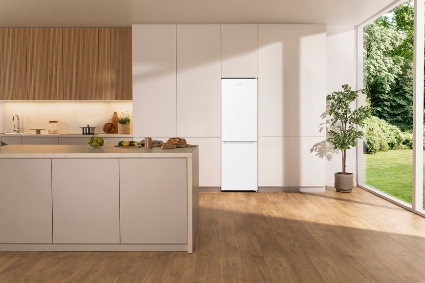 Chladnička s mrazničkou Gorenje G400 NRK61CS2W4 biela Kombinovaná chladnička Gorenje GORNRK61CS2W4 v modernej kuchyni,