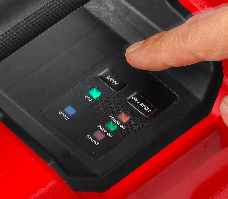 Ovládací panel čerpadla Einhell s režimami ECO a BOOST a stavovými LED indikátormi