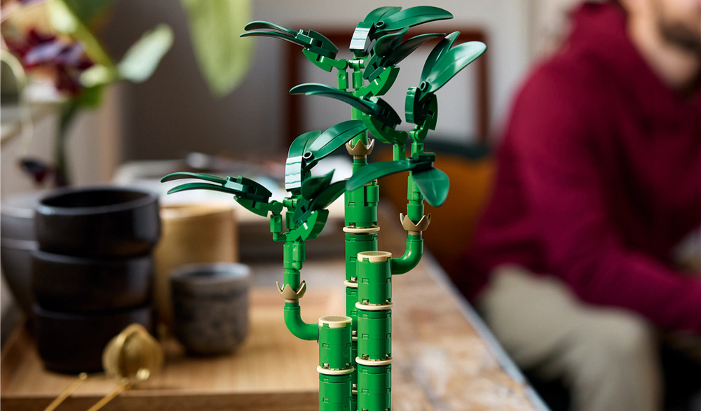 Stavebnica LEGO® Botanicals 10344 Bambus štěstí Bambus symbolizuje šťastie a vďaka výške cez 29 cm sa stane výraznou dekoráciou doma aj v kancelárii.