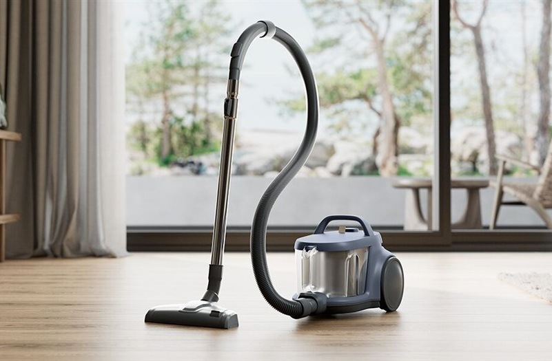 Podlahový vysávač Electrolux 300 EL31C1LDB modrý Bezvreckový vysávač Electrolux EL31C1LDB séria 300 v obývačke