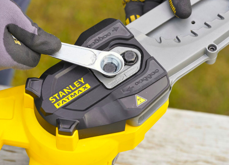 Píla reťazová Stanley FatMax SFMCPS515B-XJ (bez baterie) Detail napnutia reťaze Stanley FatMax SFMCPS515B-XJ pri nastavení lišty pomocou kľúča