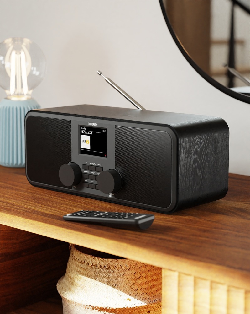 Internetové rádio s DAB+ Majority Rostoc umiestnené na drevenej skrinke s diaľkovým ovládačom