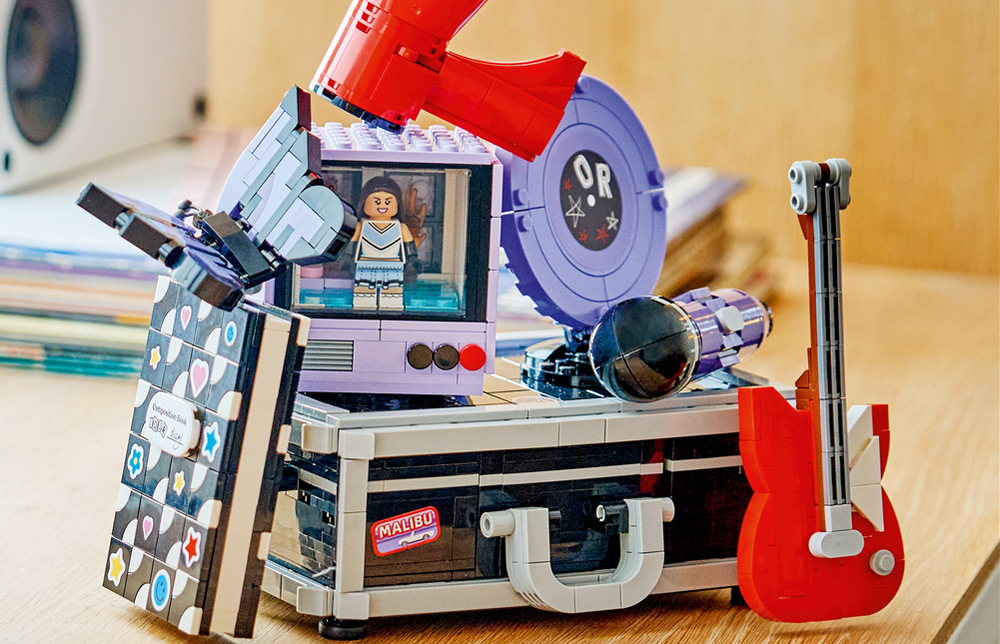 Stavebnica LEGO® Editions 43030 Tajná skrýša Olivie Rodrigo Koncertný kufor ukrýva tri priehradky, gitaru, mikrofón, megafón aj zápisník na hudobné nápady.