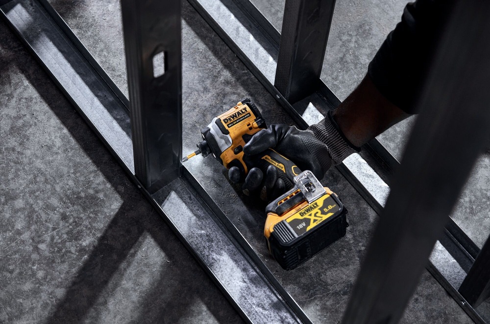 Rázový skrutkovač Dewalt XR 18V DCF850NT-XJ (bez batérie) Rázový skrutkovač Dewalt XR 18V DCF850NT-XJ (bez batérie)