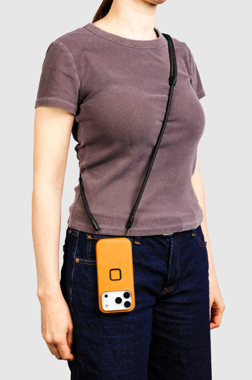 Peak Design Crossbody Strap pri nosení telefónu cez rameno počas pohybu