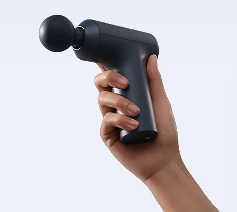 Masážna pištoľ Xiaomi Massage Gun Mini 2 čierna Ruka drží masážnu pištoľ Xiaomi Massage Gun Mini 2″ width=