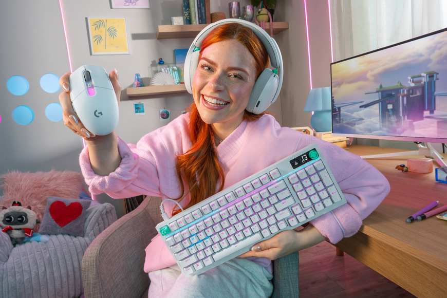 Myš Logitech G305 X SUPERLIGHT biela Hráčka držiaca myš Logitech G305 X SUPERLIGHT a klávesnicu Logitech G316 X 98″ width=
