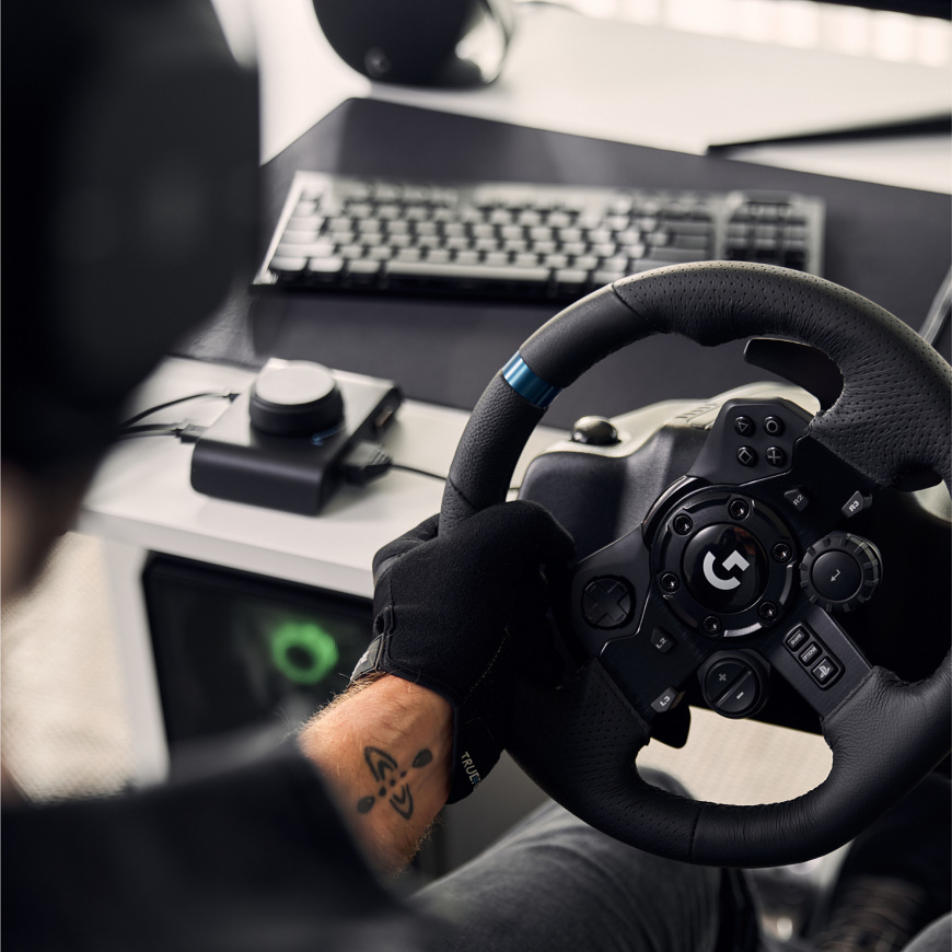 Adaptér Logitech G Racing Adapter čierna Logitech G Racing Adapter prepojený s volantom pri hraní závodného simulátora