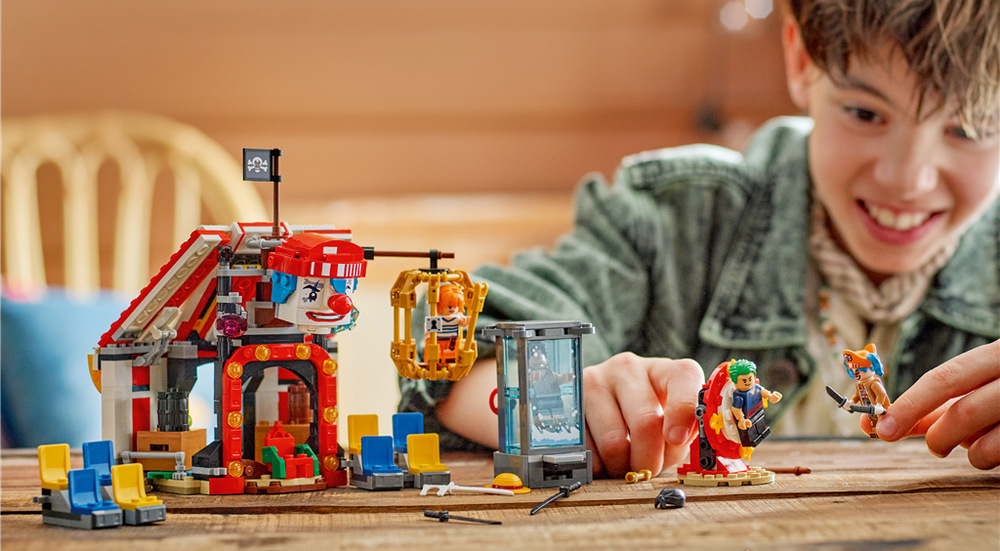 Stavebnica LEGO® ONE PIECE 75637 Klaun Buggy a jeho cirkusový stan Tri pasce čakajú na Luffyho, Zora a Nami a prinášajú deťom rôzne akčné situácie plné dobrodružstva.