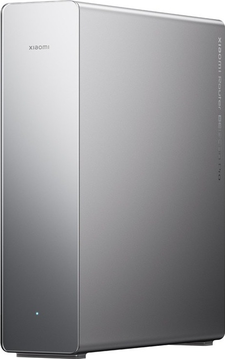 Grafitovo šedý router Xiaomi BE19000 Pro z predného šikmého pohľadu.