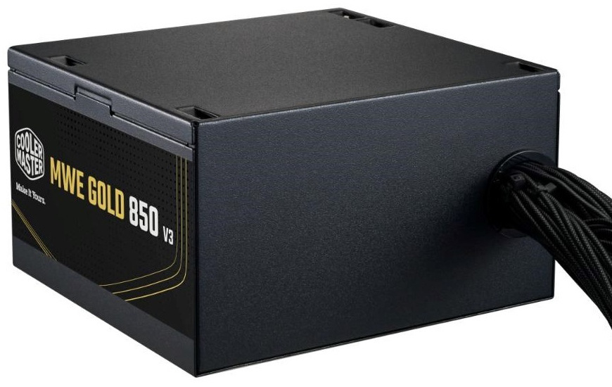 Zdroj Cooler Master MWE Gold V3 850W, 80+ Gold, ATX 3.1 čierny Na obrázku je zadná časť napájacieho zdroja Cooler Master s pevne pripojenou kabelážou, ktorá vychádza z jedného otvoru v zadnej stene. Z boku je vidieť štítok MWE Gold 850 V3. Zdroj pôsobí jednoducho, kompaktne a je v nemodulárnom prevedení.