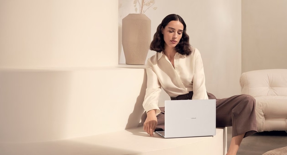 Notebook Asus Zenbook S16 biely Žena sledujúca obsah na laptope Asus Zenbook S16 v modernom interiéri