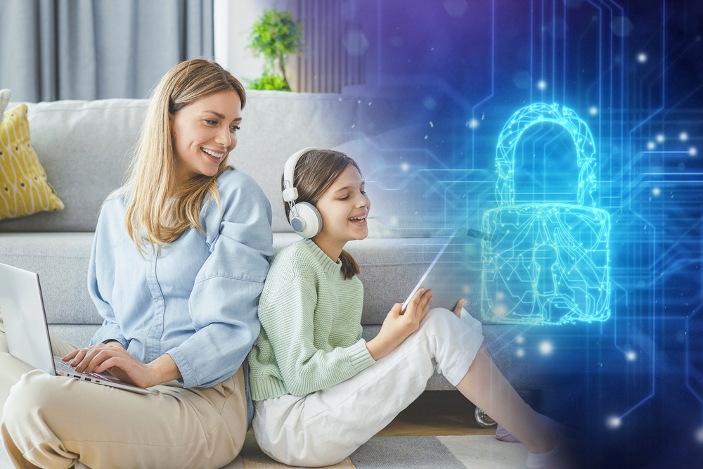 Router D-Link 5G NR AX3000 Wi-Fi 6 biely Matka a dcéra sedí chrbtom k sebe; dcéra má na ušiach slúchadlá a drží tablet, matka používa notebook. Digitálny visiaci zámok symbolizuje bezpečnosť na internete.
