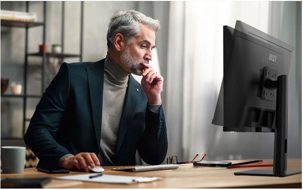 Monitor MSI PRO MP273UP E6 čierny Muž pracujúci s monitorom MSI PRO MP273UP E6 v kancelárii