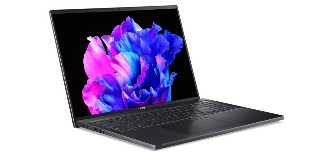 Notebook Acer Swift Go 16 (SFG16-71-5543) čierny Otvorený a zapnutý notebook Acer Swift Go 16 natočený doprava