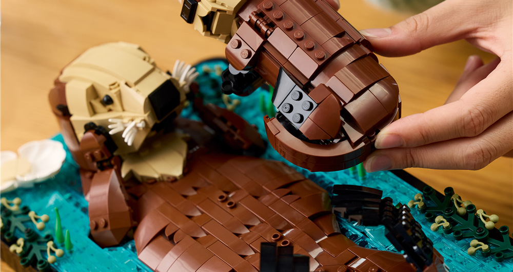 Stavebnica LEGO® Ideas 21366 Plavající mořské vydry Morská vydra s mláďaťom zachytáva nežné puto a vďaka pohyblivým častiam ponúka variabilné pózy.