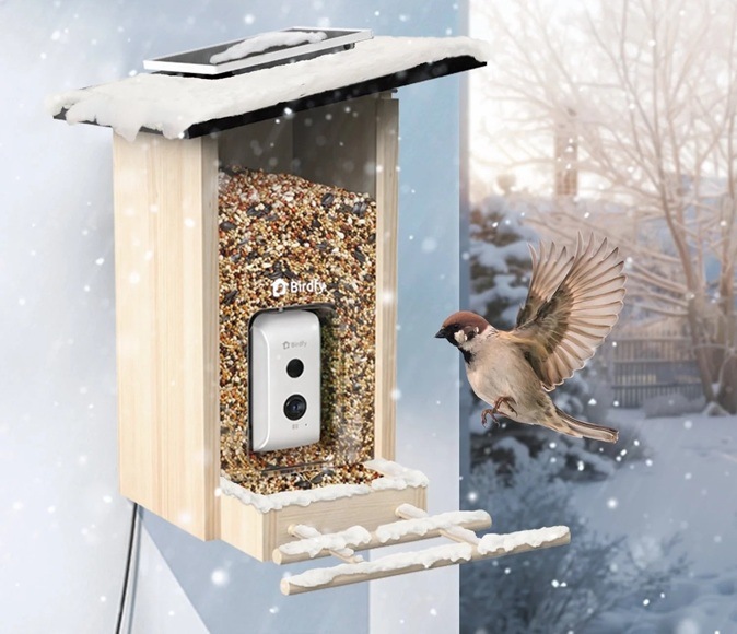 Vtáčie krmítko Birdfy Ebony s kamerou (AI predplatné) Detail obrázku kŕmidla v zimnej krajine.