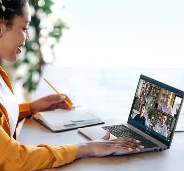 Notebook Asus ExpertBook P1 sivý Žena má videohovor cez notebook Asus ExpertBook P1