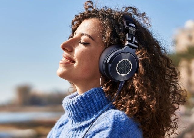 Slúchadlá OneOdio Monitor 60, profesionálne slúchadlá s Hi-Res Audio modrá Relaxujúca žena so slúchadlami Monitor 60 z príjemného materiálu