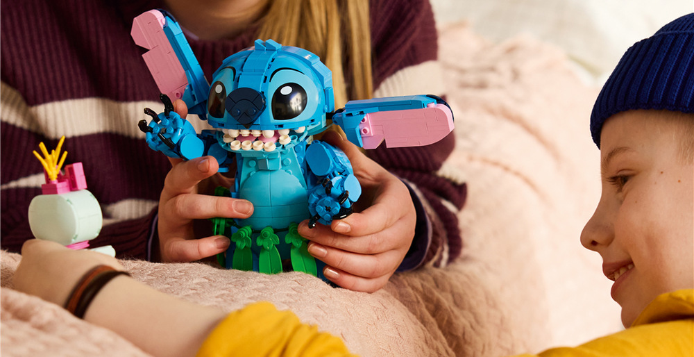 Stavebnica LEGO® │ Disney 43296 Stitch a Scrump Stavebnica predstavuje dvojicu Stitch a Scrump, s ktorými môžu deti prehrávať filmové scény alebo vymýšľať vlastné príbehy.