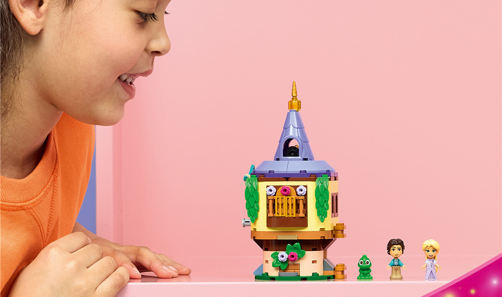 Stavebnica LEGO® │ Disney 43294 Rapunzel a jej mini veža Locika, Flynn a Pascal dopĺňajú vežu o maliarske potreby, panvicu i kúzelnú kvetinu na tvorenie príbehov.