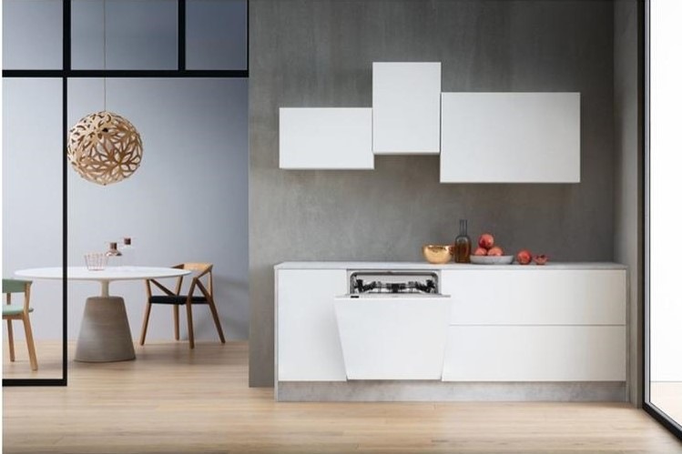 Umývačka riadu Whirlpool WIC 3C33 PFE strieborná