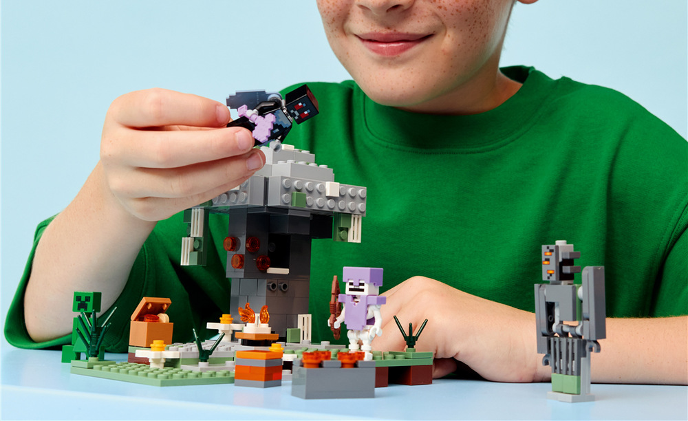 Stavebnica LEGO® Minecraft® 21586 Bledá zahrada Mothman, Creaking, Creeper a kostlivec umožňujú deťom rozohrávať napínavé súboje a vlastné dobrodružstvo.