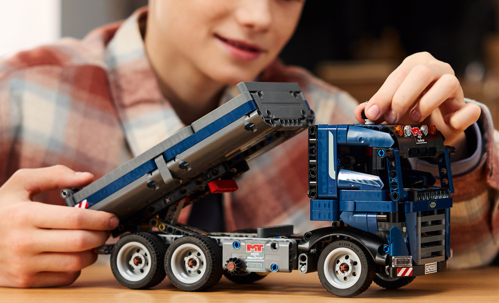 Stavebnica LEGO® Technic 42203 Vyklápací nákladiak Pomocou gombíka je možné zdvihnúť korbu a vďaka otváracím dverám si deti môžu prezrieť aj kabínu vodiča.