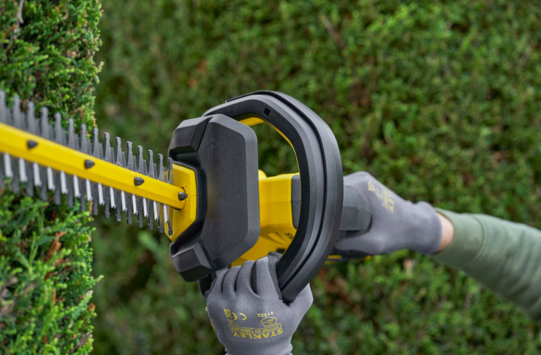 Nožnice na živý plot Stanley FatMax SFMCHT655M1-QW (s baterií) Detail ergonomickej rukoväte nožníc Stanley FatMax SFMCHT655M1-QW pri práci