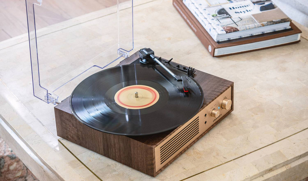 Gramofón Crosley Miles hnedý Bluetooth obojsmerne prepojí telefón aj externé zariadenia, dopĺňajú ho AUX a RCA konektory.