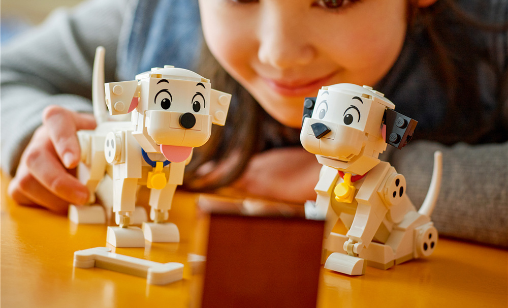 Stavebnica LEGO® │ Disney 43271 Šteniatka Lucky a Penny z filmu 101 dalmatíncov Pohyblivé hlavy, nohy a chvosty Štítka a Penny dovoľujú meniť ich pózy a vymýšľať psie dobrodružstvo.
