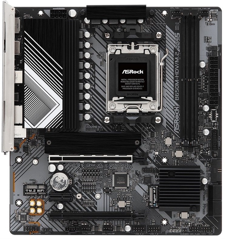 Zhora vidíte micro ATX dosku s blokom zadných portov vľavo hore. Uprostred je pätica procesora AM5, po pravom okraji sú 2 sloty pre DDR5 a 24pin napájania. Dole sú dlhé PCIe sloty pre grafiku, medzi nimi a päticou bývajú M.2 pozície pre SSD a pri spodnej pravej časti konektory SATA.